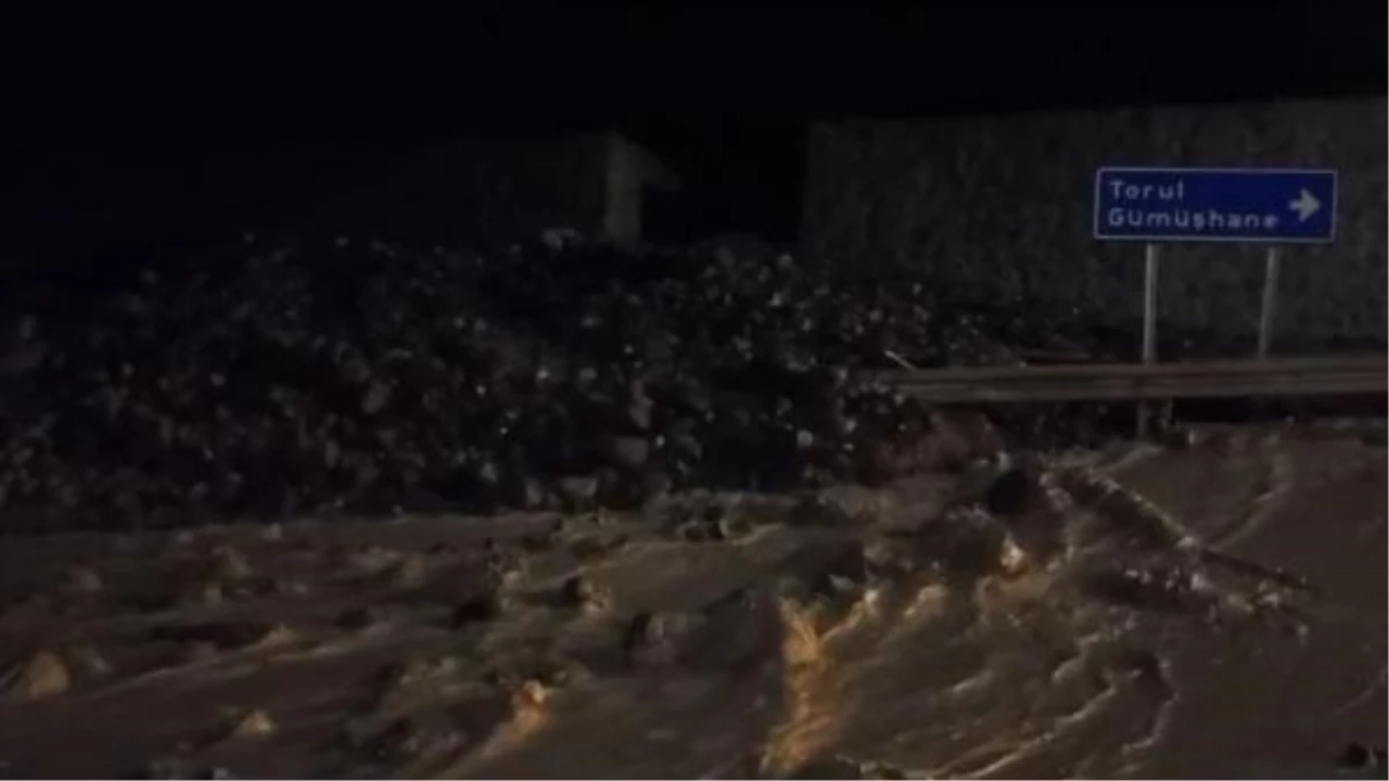 Trabzon'da sağanak sonrası heyelanlar: Yollar kapandı, evler su bastı