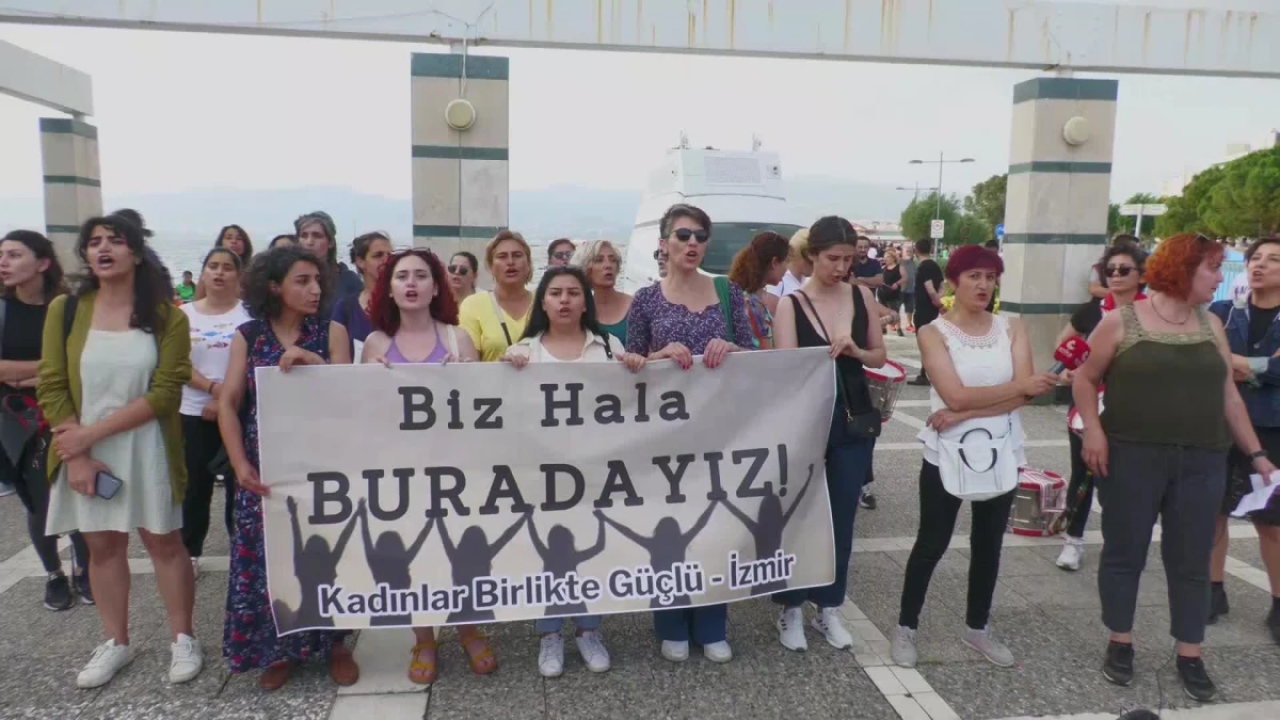 Kadınlar Birlikte Güçlü Platformu İzmir'de Kadın ve LGBTİ Hakları İçin Eylem Yaptı