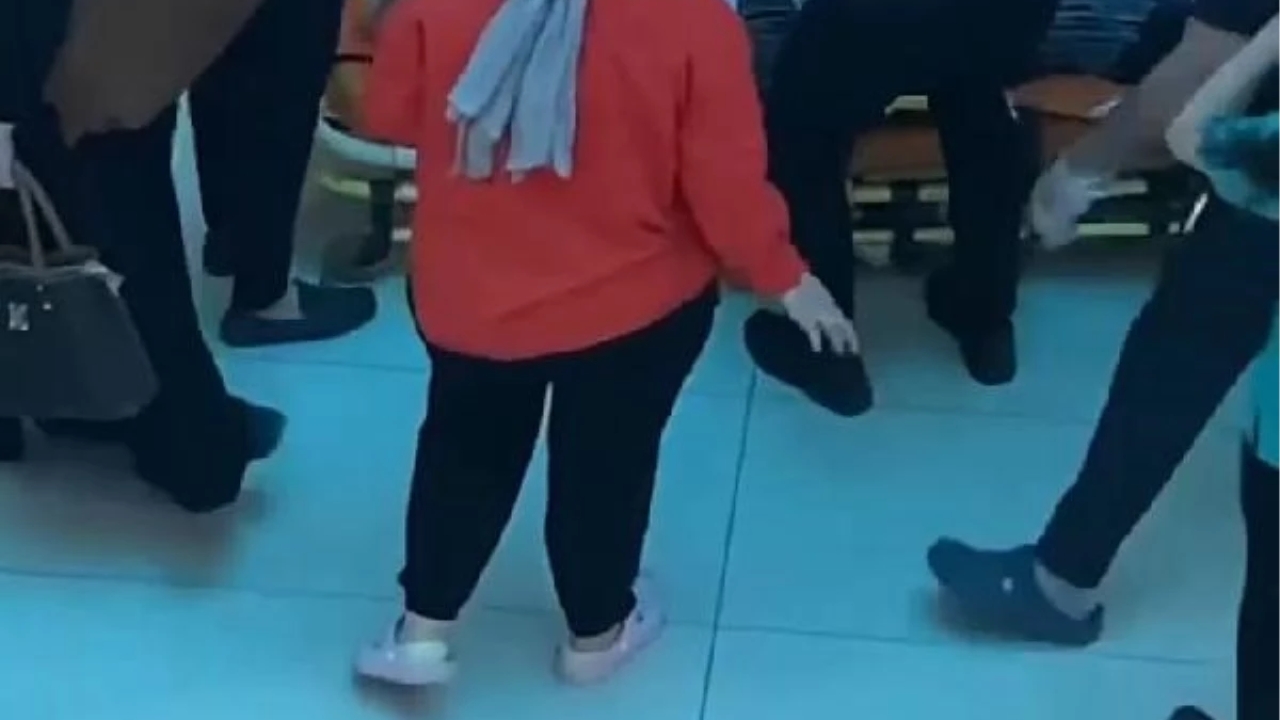 Zeytinburnu'nda AVM'de kadın yürüyen merdivenlerde düştü