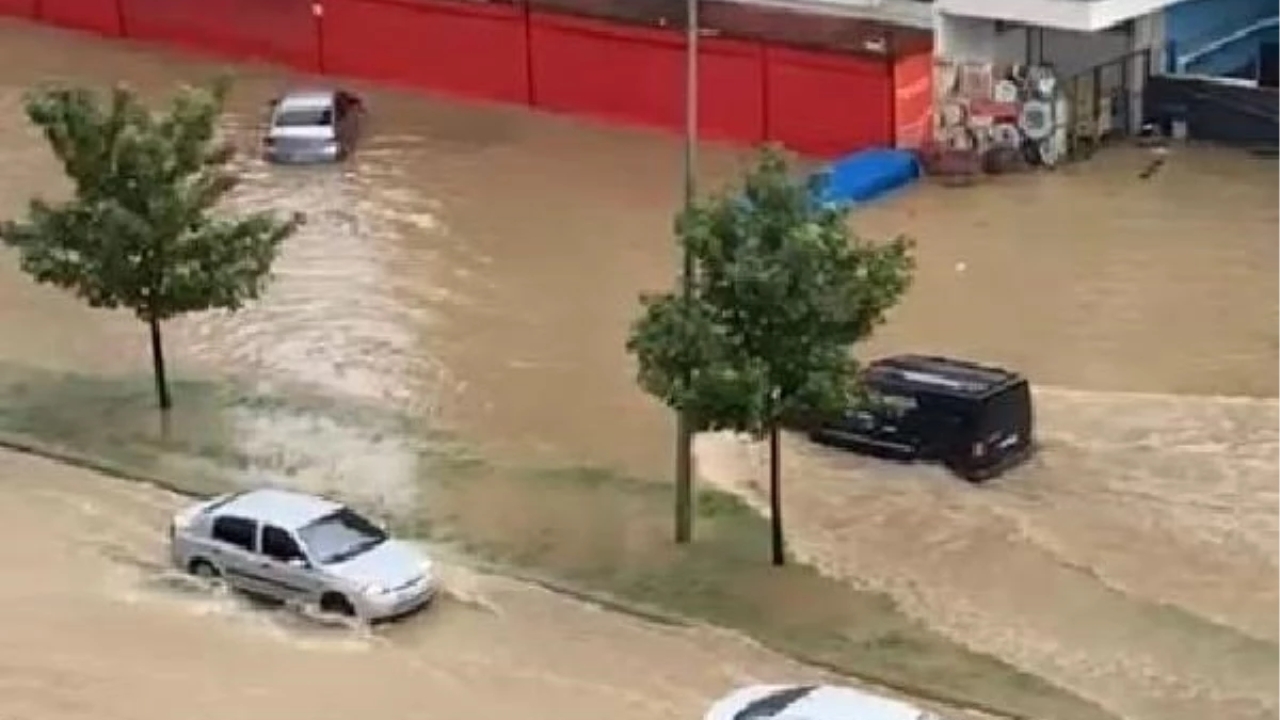 Samsun'da Sağanak Yağış Su Baskınlarına Yol Açtı