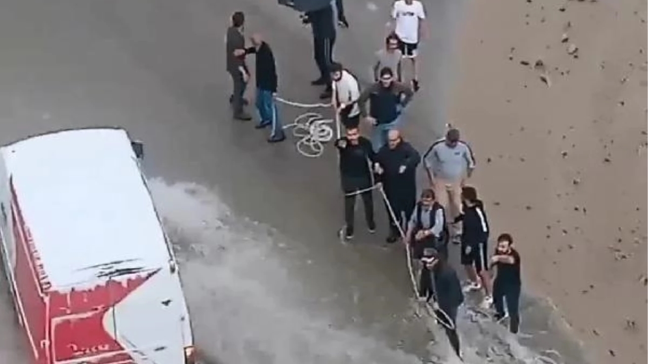Ankara'da yoğun yağış sele neden oldu: Sürücü otomobilinin altında kaldı