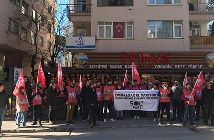 Ensar Vakfı’na yumurtalı protesto... 'Doğalgaz el yakıyor! Paramız Ensar’a gidiyor!'