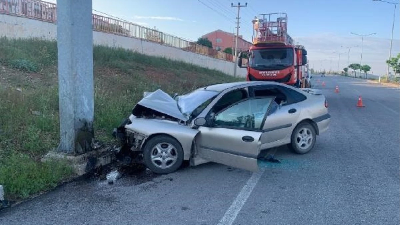 Kırıkkale'de Otomobil Direğe Çarptı: 1 Ölü, 1 Yaralı