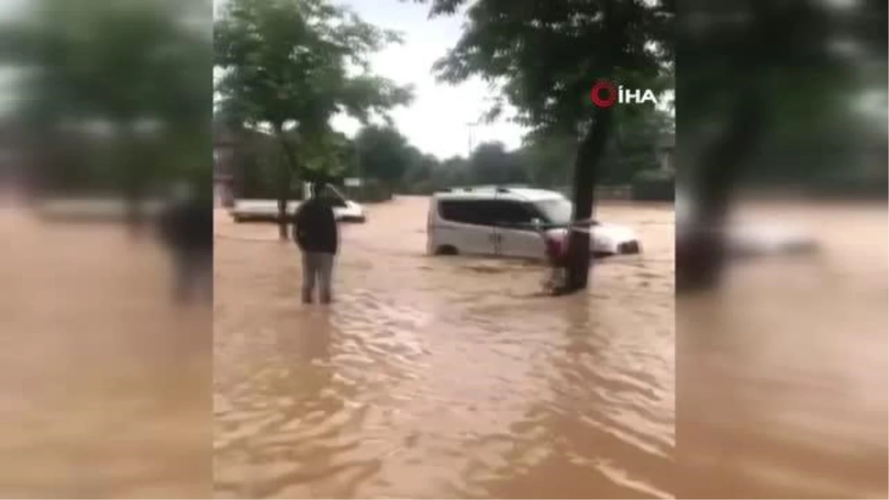Sakarya'nın Hendek ilçesi sel felaketiyle sarsıldı: 9 kişi kurtarıldı