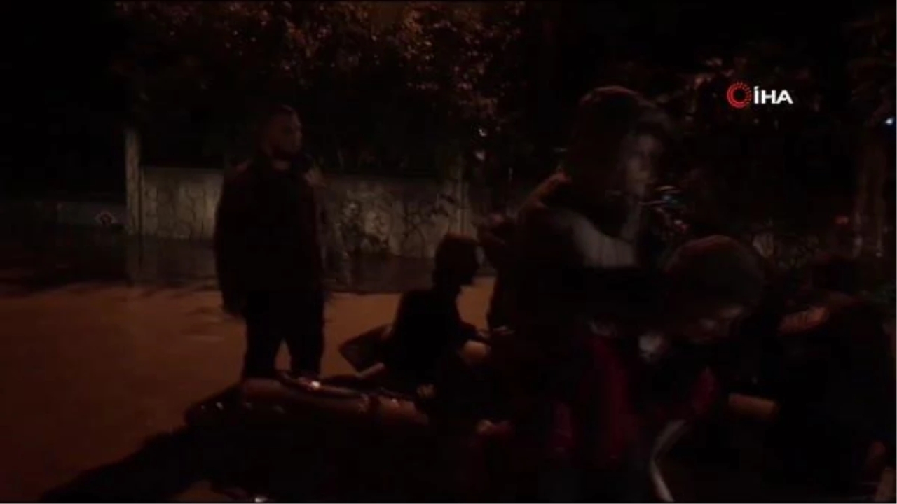 Sakarya'da sel sularında mahsur kalan 8 kişi botlarla kurtarıldı