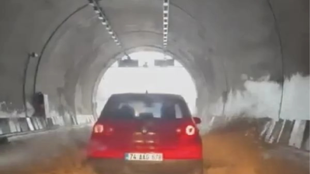 Bartın'da Tünel İçinden Sel Suları Aktı