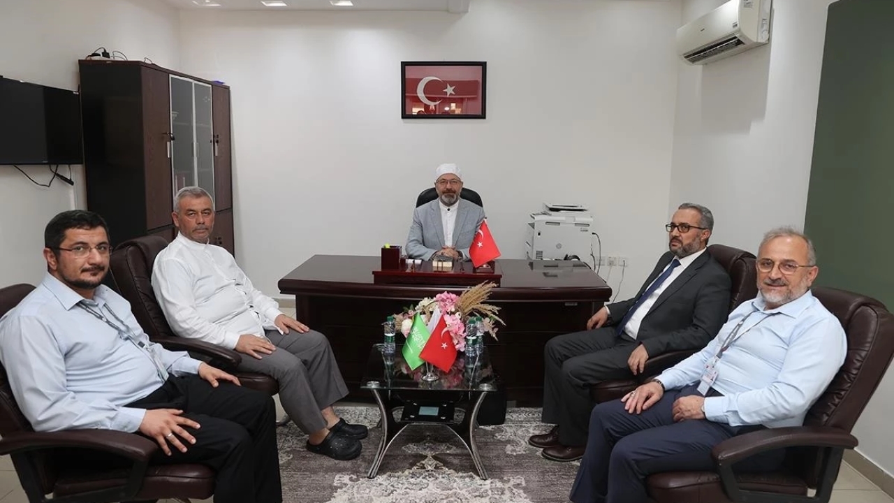 Diyanet İşleri Başkanı Erbaş, Cidde'de Havalimanı Ekip Başkanlığını ziyaret etti