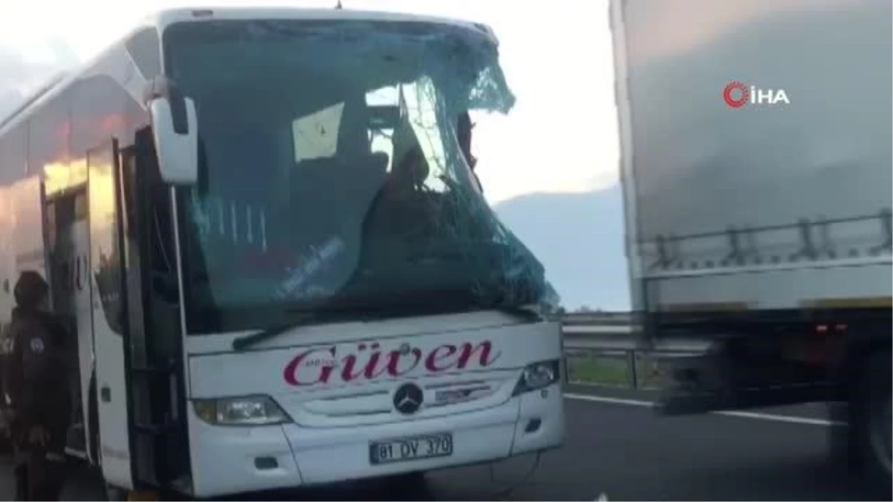 Denizli'de Tır ve Otobüs Kafa Kafaya Çarpıştı: 2 Ölü, 6'sı Ağır 20 Yaralı