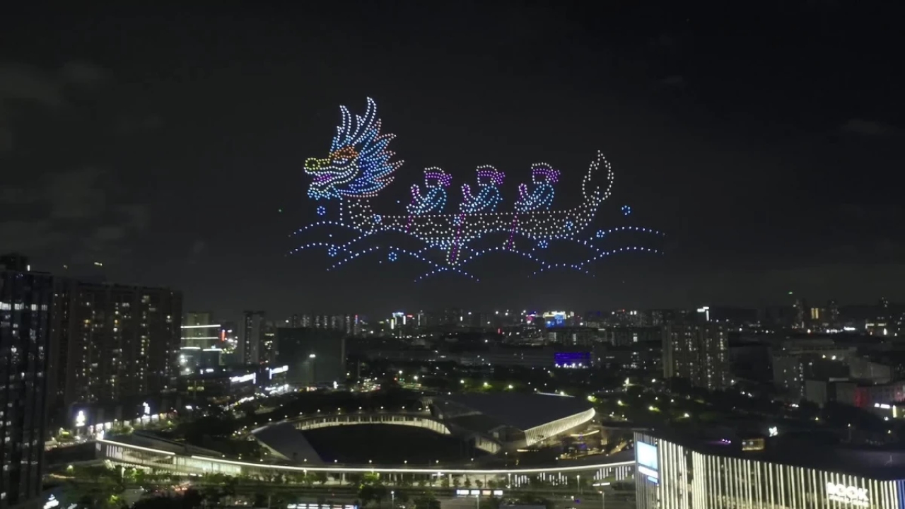 Çin'de Ejderha Teknesi Festivali'nde Uçan Ejderha Drone Gösterisi