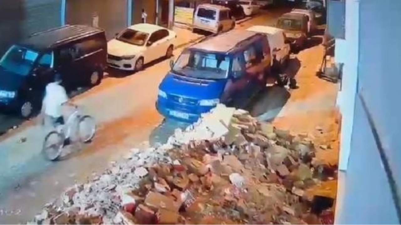 Sultangazi'de Bisikletli Hırsız Skuter Çaldı