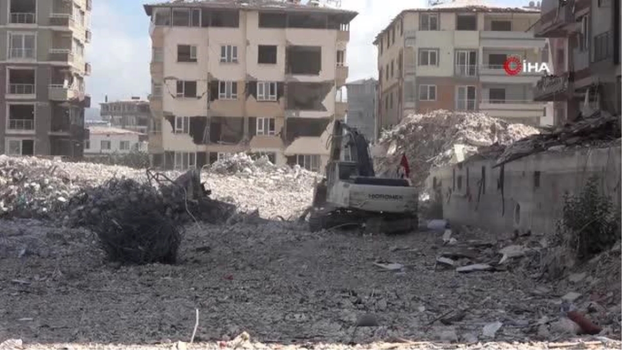 Hatay'da Deprem Enkazı: Yakınlarını Kaybedenlerin Duvarlara Yazdığı Yazılar Duygulandırıyor