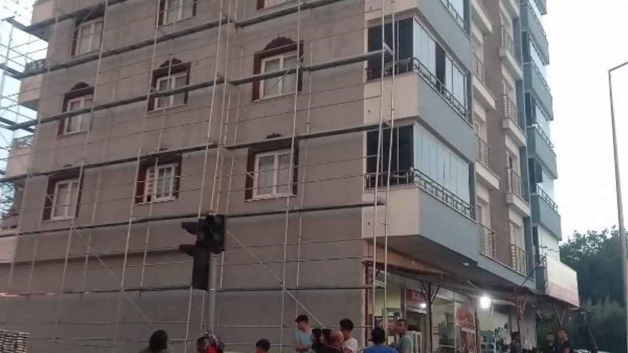 Kadirli'de deprem zarar gören apartmanın tadilatında çalışan işçi hayatını kaybetti