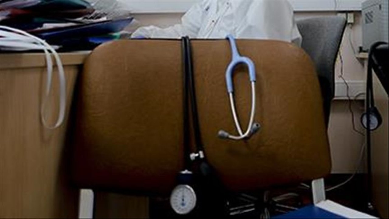 Doktora yumruk atıp, bıçakla tehdit eden sanığa haksız tahrik ve takdir indirimi