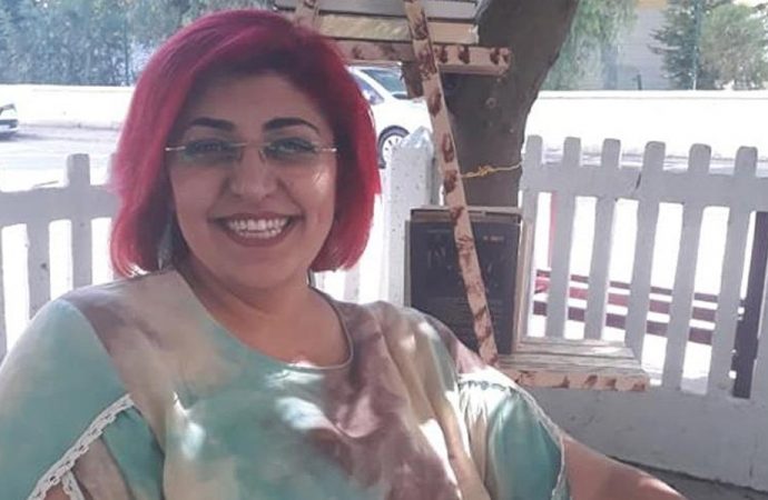 ‘Aklını kullan, sorgula’ dediği için işinden olan öğretmen, davayı kazandı!