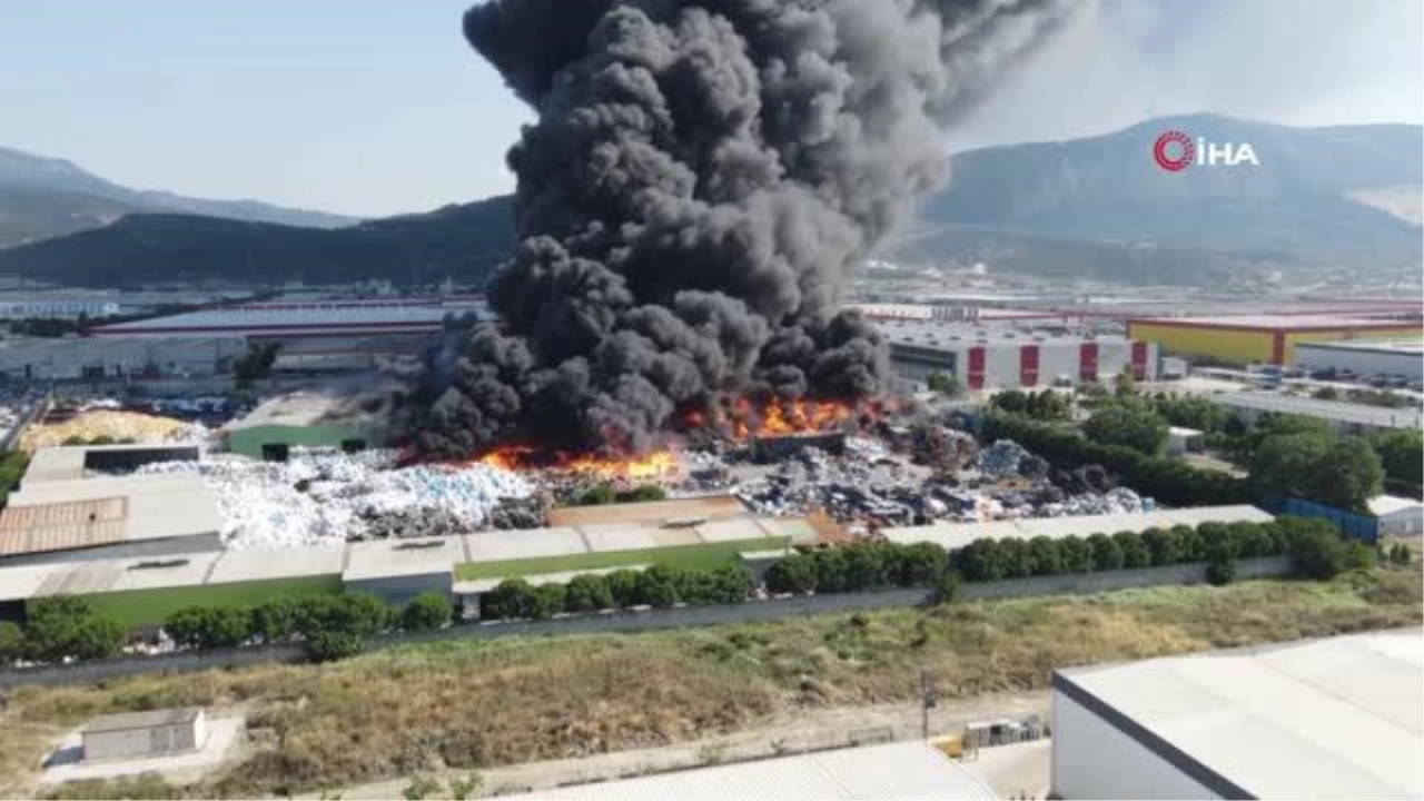 Manisa'da Geri Dönüşüm Fabrikasında Yangın Çıktı