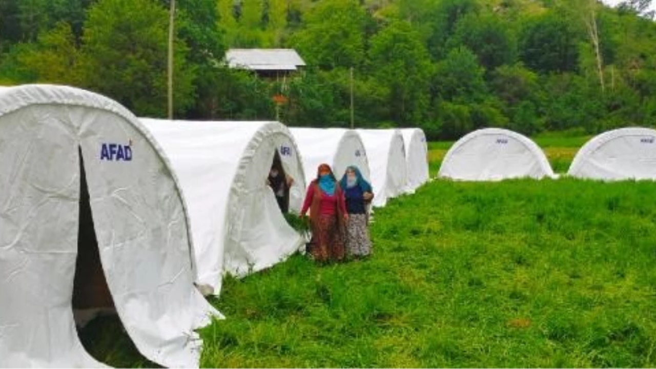 Erzurum'da çıkan yangında evleri zarar gören aileler için AFAD çadır kurdu