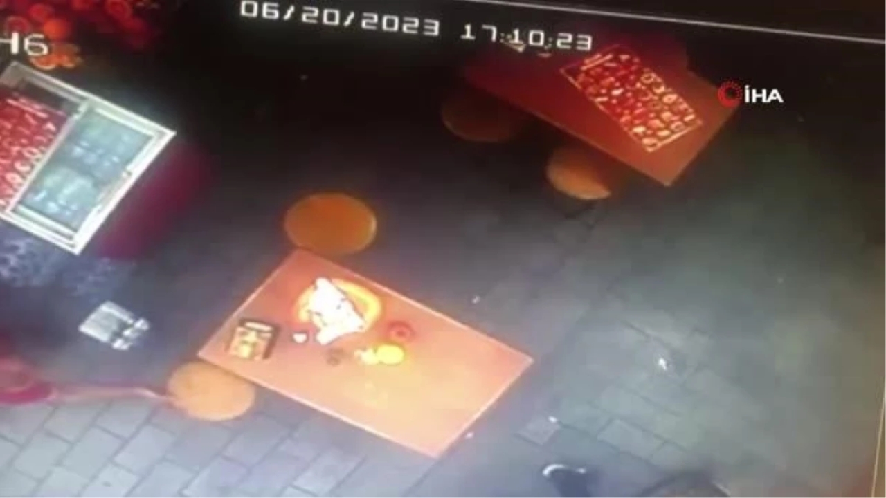 Kuzenini bıçaklayan saldırgan, ağabeyin tabure darbeleriyle etkisiz hale getirildi