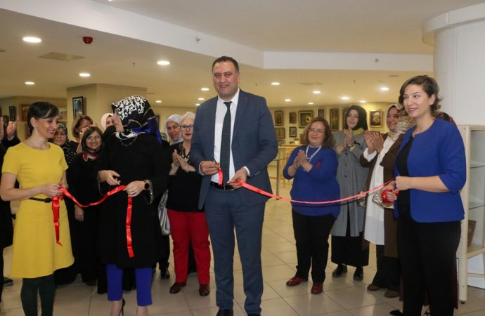 Kâğıt Rölyef Karma Sergisi Kartal Belediyesi’nde açıldı