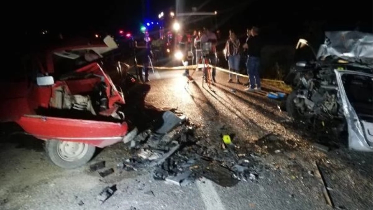 Ankara'da Kafa Kafaya Çarpışan Otomobillerde 3 Kişi Hayatını Kaybetti