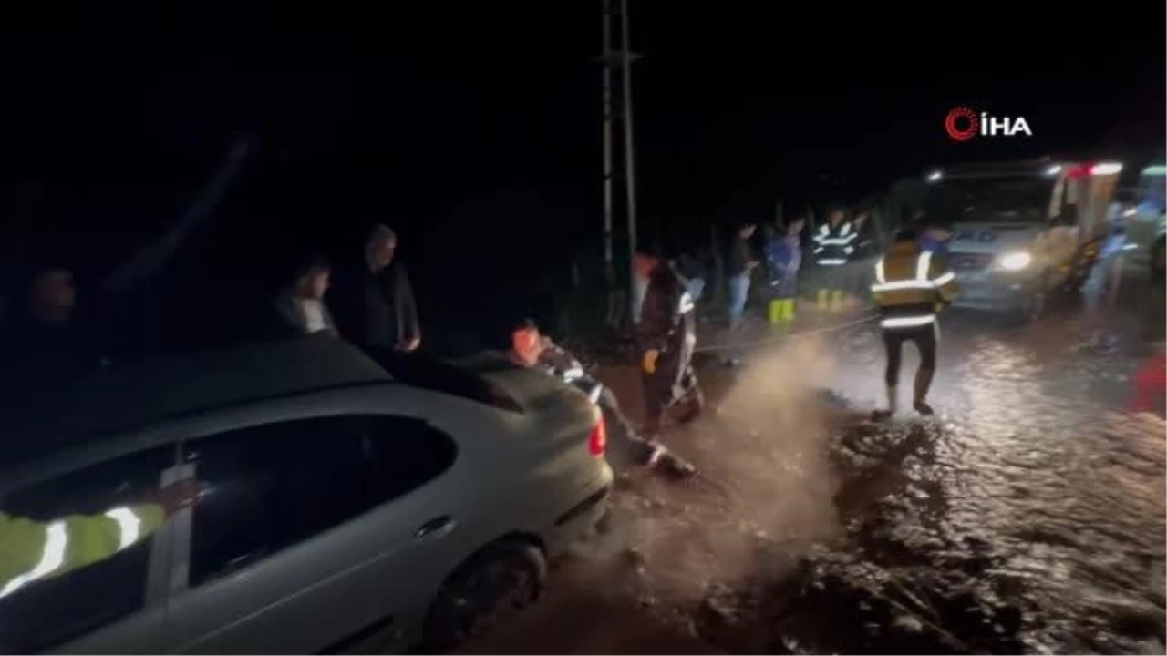 Fatsa'da sel ve heyelanlar: Araç içinde mahsur kalan vatandaşlar kurtarıldı