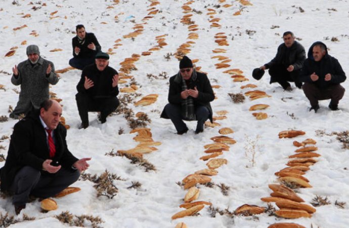 Erzurum’da doğal afet önlemi: Doğaya ekmek bıraktılar