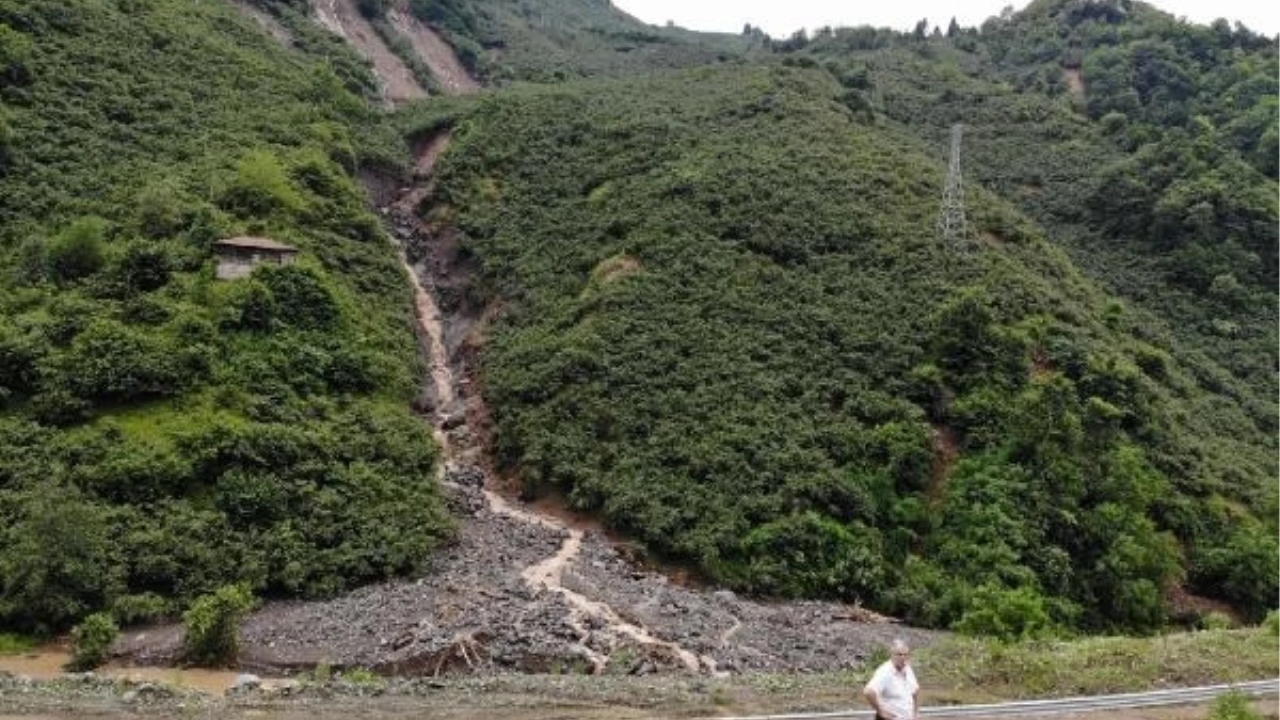 Giresun'da Ahşap Ev Toprak Altında Kaldı, Kayıp Kişi Aranıyor