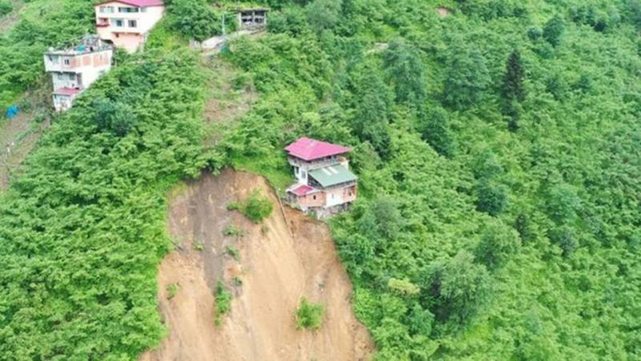 Trabzon'da heyelan: Üç ev boşaltıldı