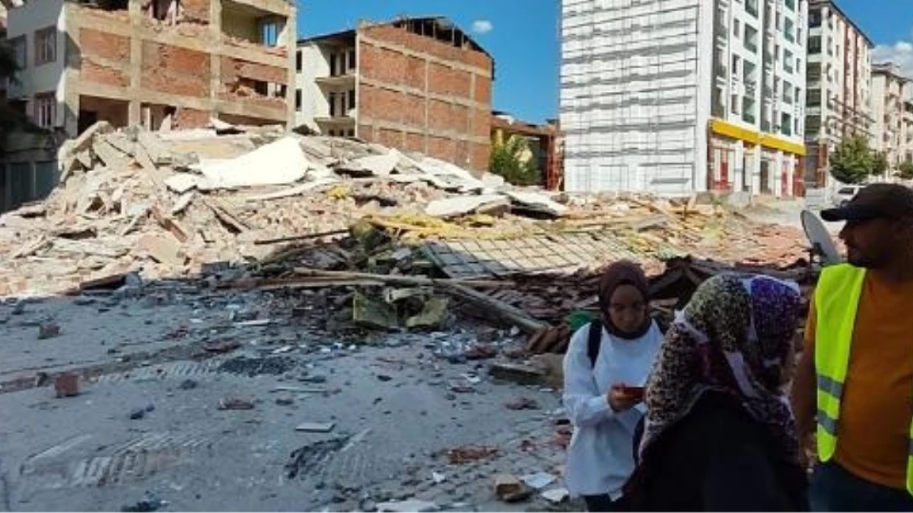Malatya'da hasarlı 6 katlı bina kontrollü olarak yıkıldı