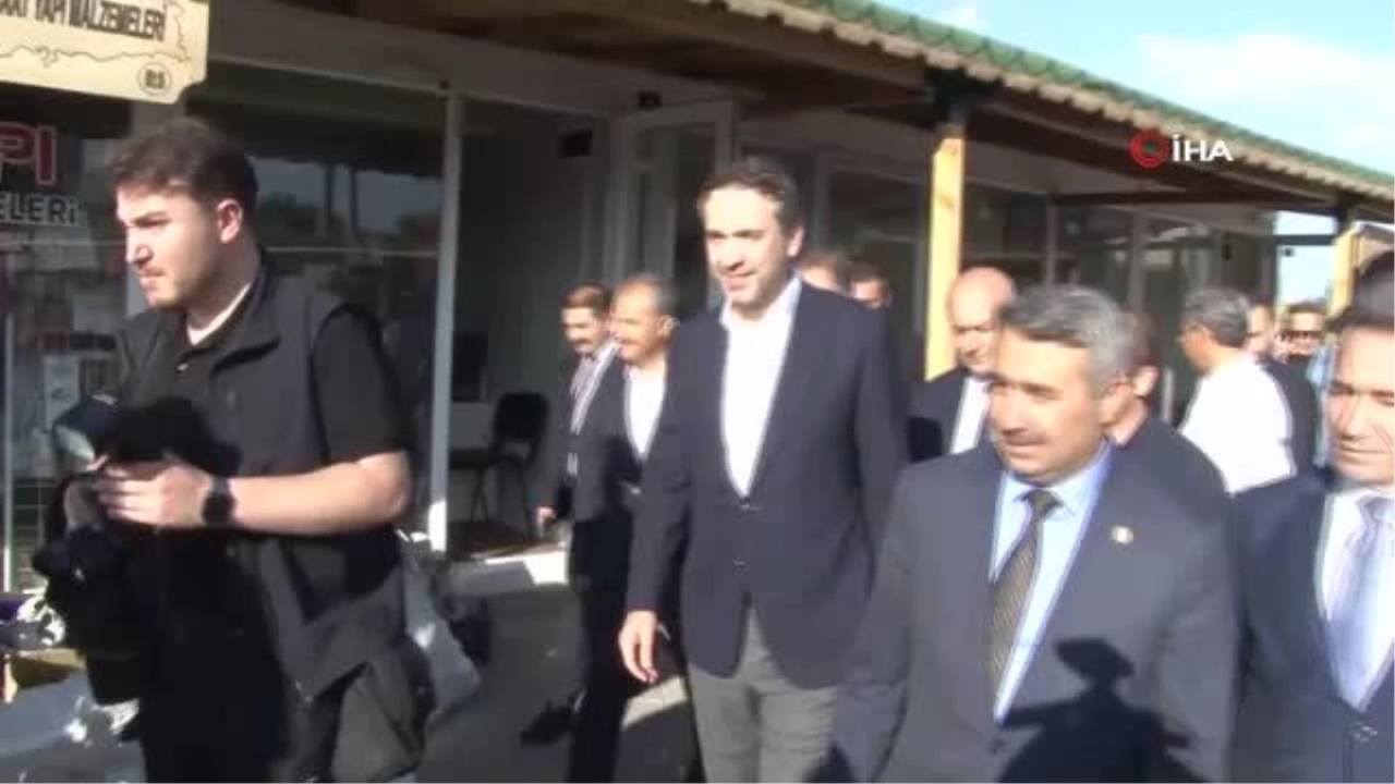 Bakan Bayraktar, Adıyaman'da depremzedelerle buluştu