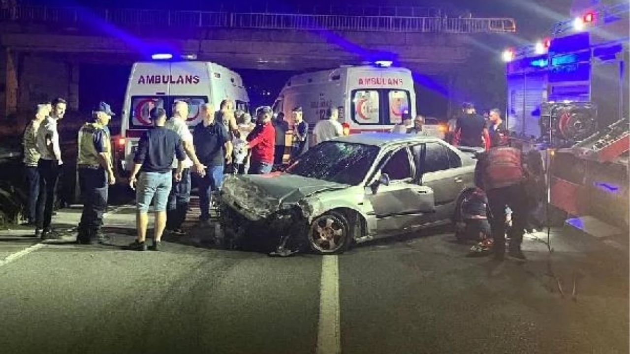 Sakarya'da otomobil üst geçidin ayağına çarptı: 2 yaralı