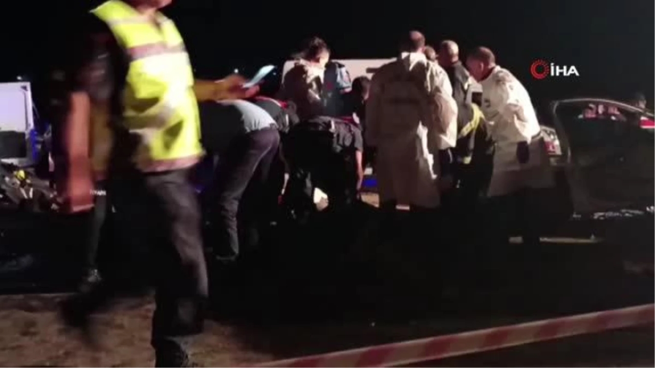 Gaziantep'te kafa kafaya çarpışan iki araçta 6 kişi hayatını kaybetti