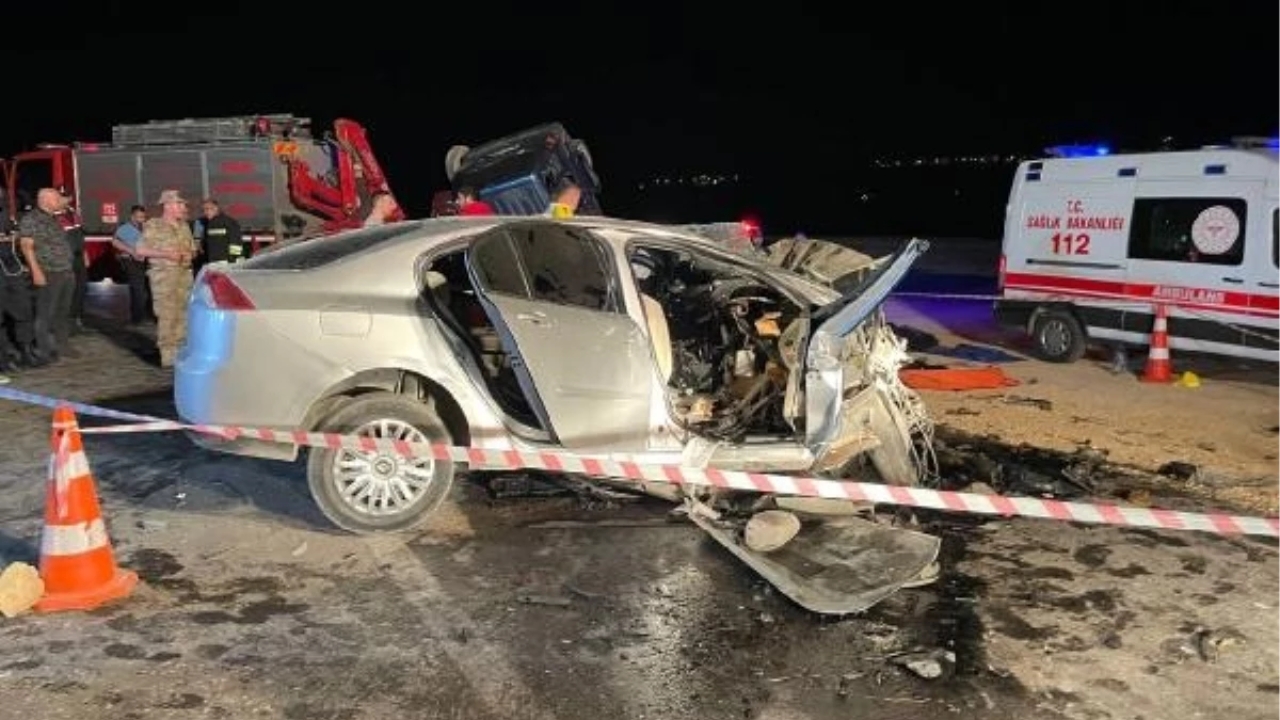 Gaziantep'te Otomobil ile Hafif Ticari Araç Kafa Kafaya Çarpıştı: 6 Ölü, 1 Yaralı