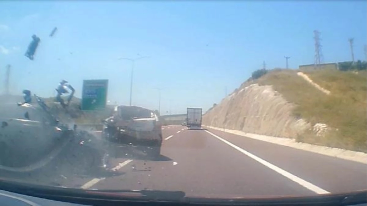 Orhangazi'de makas atan araç kaza yaptı: 4 yaralı