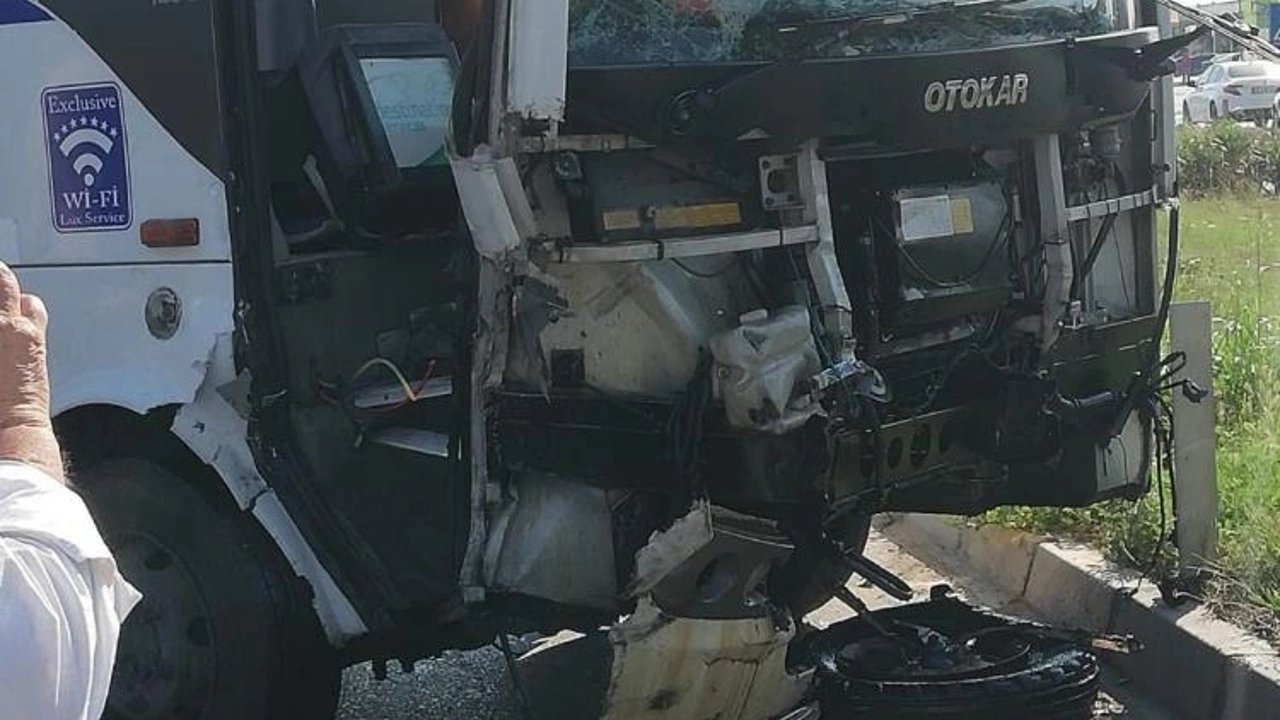Servis otobüsü ile traktör çarpıştı: 1 kişi öldü, 10 kişi yaralandı