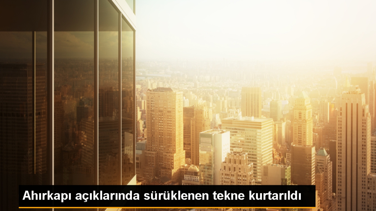 Ahırkapı açıklarında sürüklenen tekne kurtarıldı