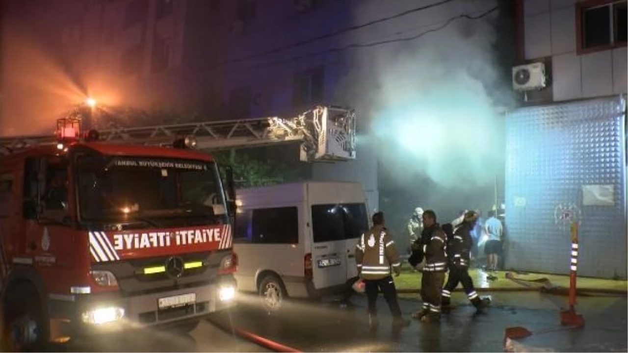 Esneyurt'ta İş Merkezinde Yangın Çıktı