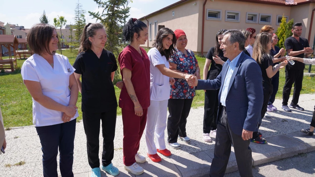 Tepebaşı Belediye Başkanı Ahmet Ataç, Melih Savaş Yaşam Köyü ve Metin Özöğüt Yaşam Merkezi sakinleri ile bayra