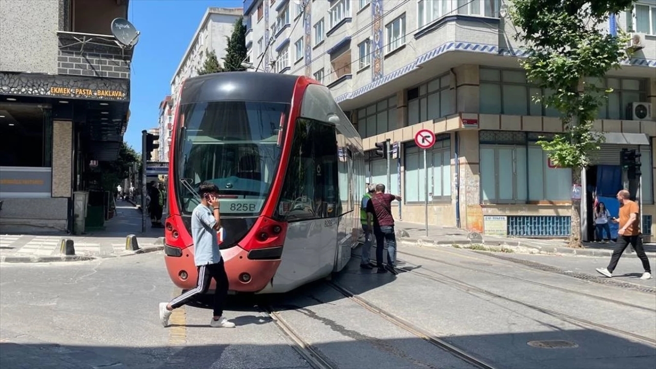 Kabataş-Bağcılar Tramvay Hattı'nda Tramvay Raydan Çıktı