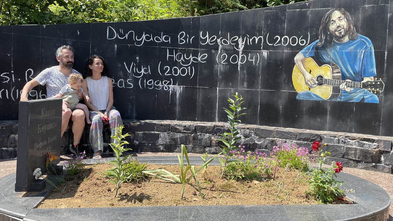 18 yıl oldu: Şair ceketli çocuk Kazım Koyuncu, mezarı başında şarkılarla anıldı