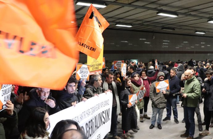 Mecidiyeköy Metrobüs durağında zam protestosu: Ulaşım kamusal haktır, kar-zarar hesabı yapılamaz!