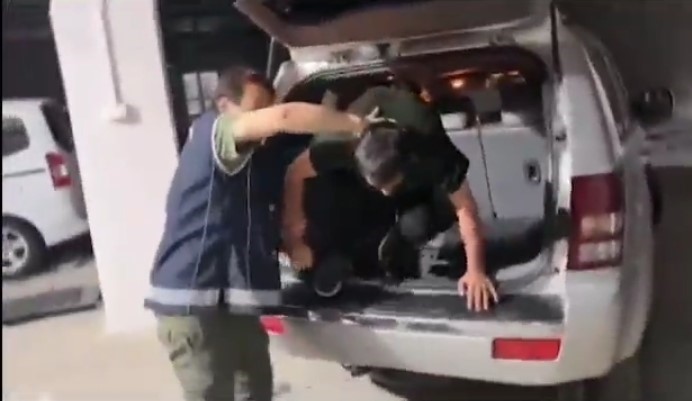 Aracın gizli bölmesinde yakalandı: Avrupa'ya kaçmak isteyen göçmen ve araç sürücüsü tutuklandı