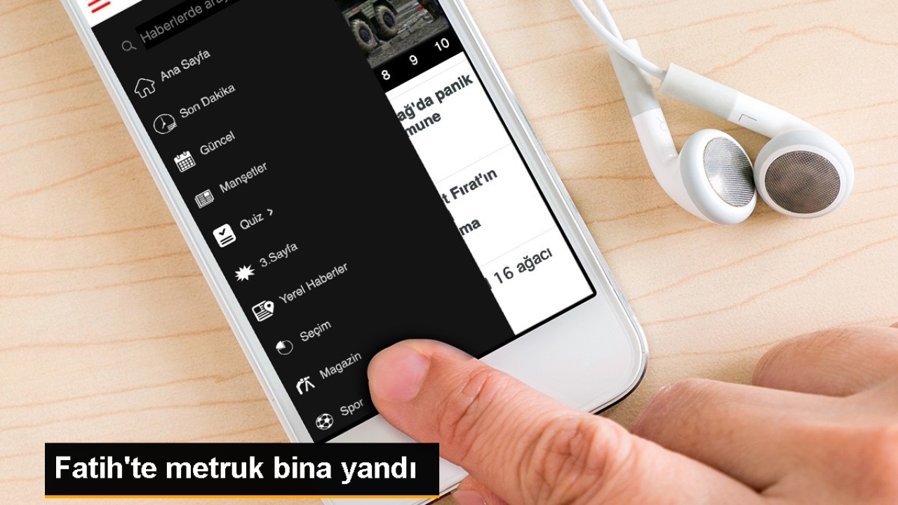 Fatih'te 2 Katlı Ahşap Metruk Binada Yangın Çıktı