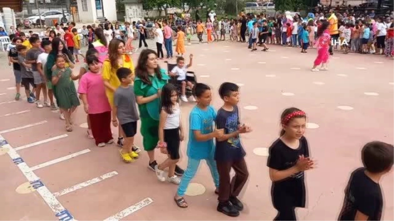 Kozan'da 300 çocuğa bayramlık hediye edildi