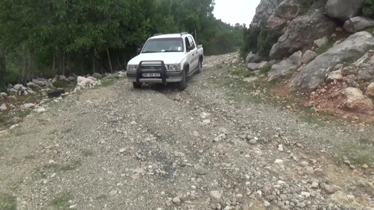 Kadirlili çiftçi, bozuk yoldan dolayı mahsulünü evine getiremiyor