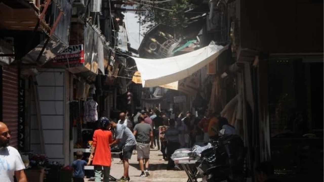 Hatay'da depremde hasar gören tarihi Uzun Çarşı, bayram alışverişi için yeniden uğrak noktası oldu