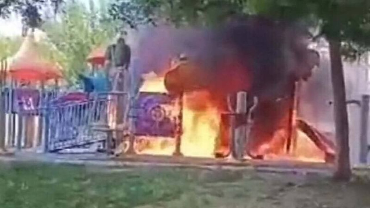 Çocuk parkındaki oyun grubu yandı