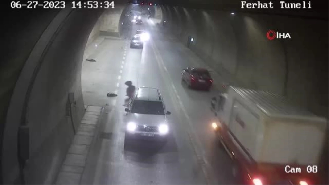 Amasya'da motosiklet otomobile çarptı, baba ve oğlu yaralandı