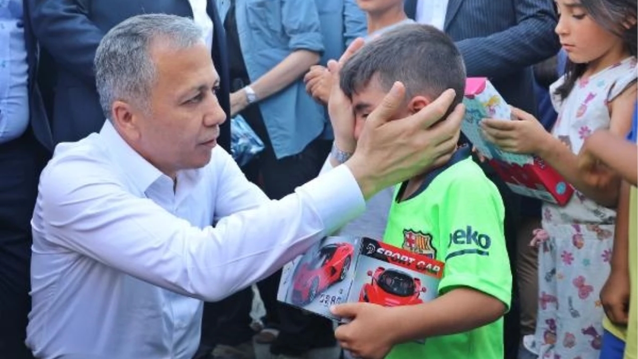 İçişleri Bakanı Ali Yerlikaya, depremzedeleri ziyaret etti ve çocuklara oyuncak dağıttı