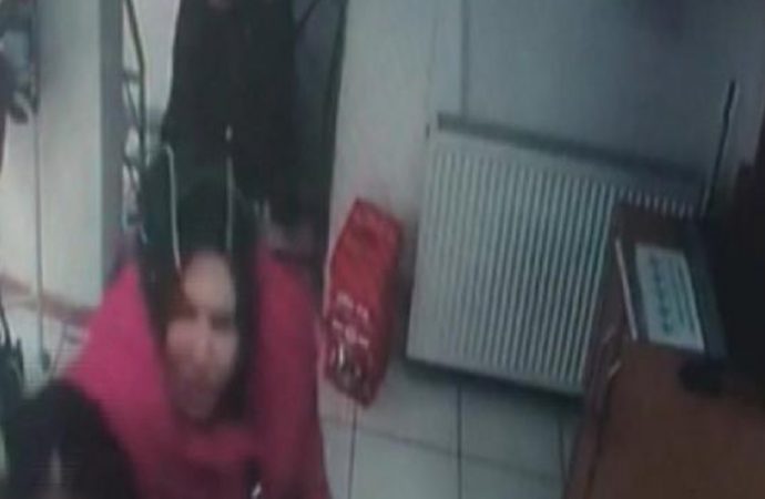 Beklemek istemedi… Tıbbi sekretere tokat kamerada