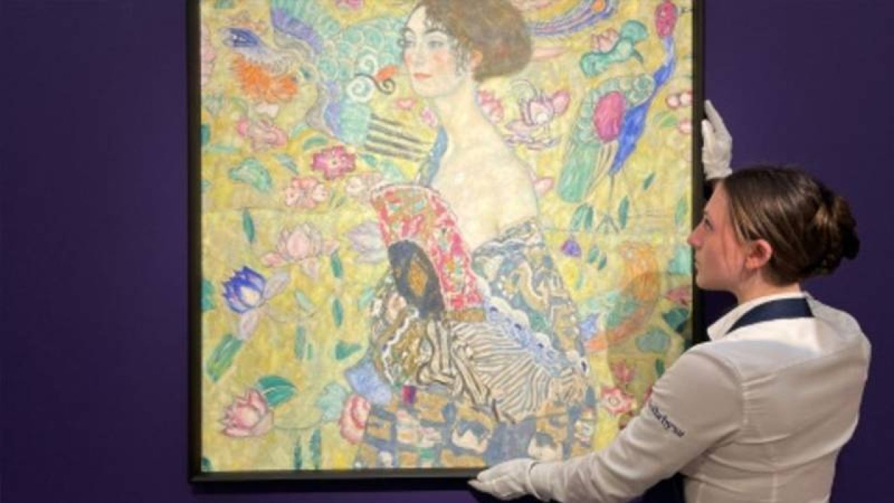 Gustav Klimt'in Yelpazeli Kadın tablosu rekor fiyata satıldı